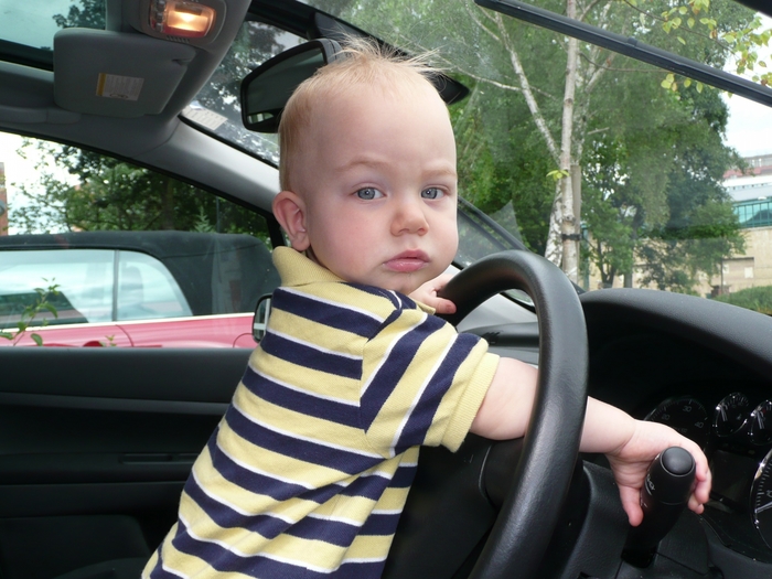 Beba koja vozi auto