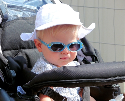 Beba u kolicima s naočalama