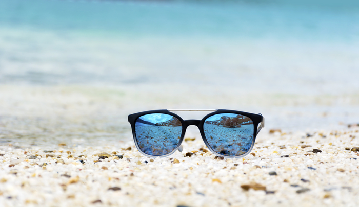 sunčane naočale na plaži