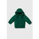 Otroška jakna United Colors of Benetton zelena barva - zelena. Otroški jakna iz kolekcije United Colors of Benetton. Podložen model, izdelan iz prešitega materiala. Model z dvignjenim ovratnikom zagotavlja dodatno zaščito pred mrazom.