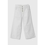 Otroške bombažne hlače Guess bela barva - bela. Otroški hlače iz kolekcije Guess. Model izdelan iz enobarvne tkanine. Izdelek je pobarvan na poseben način, da se doseže učinek barvanja oblačil. Pri posameznih izdelkih se lahko pojavijo odstopanja.