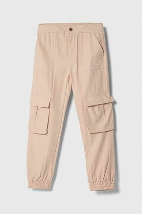 Otroške hlače Guess roza barva - roza. Otroški hlače iz kolekcije Guess. Model izdelan iz enobarvne tkanine. Zaradi vsebnosti poliestra je tkanina bolj odporna na gubanje.
