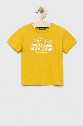 Otroška bombažna kratka majica United Colors of Benetton rumena barva - rumena. Otroške kratka majica iz kolekcije United Colors of Benetton. Model izdelan iz pletenine s potiskom. Izjemno udoben material