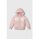 Otroška jakna Guess roza barva - roza. Otroški jakna iz kolekcije Guess. Podložen model, izdelan iz prešitega materiala. Model z dvignjenim ovratnikom zagotavlja dodatno zaščito pred mrazom.