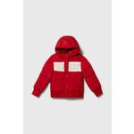Otroška jakna Guess rdeča barva - rdeča. Otroški jakna iz kolekcije Guess. Podložen model, izdelan iz prešitega materiala. Model z dvignjenim ovratnikom zagotavlja dodatno zaščito pred mrazom.