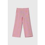 Otroške bombažne hlače Guess roza barva - roza. Otroški hlače iz kolekcije Guess. Model izdelan iz vzorčaste tkanine. Model iz izjemno udobne bombažne tkanine.