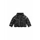 Otroška jakna Michael Kors črna barva - črna. Jakna iz kolekcije Michael Kors. Podloženi model izdelan iz vzorčastega materiala.