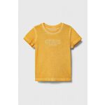 Otroška bombažna kratka majica Guess oranžna barva - oranžna. Otroške kratka majica iz kolekcije Guess, izdelana iz tanke, elastične pletenine. Model iz izjemno udobne bombažne tkanine, ki je zračna.