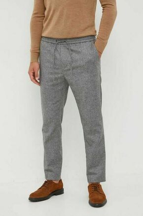 Volnene hlače Calvin Klein siva barva - siva. Hlače iz kolekcije Calvin Klein. Model izdelan iz vzorčaste tkanine. Zaradi svoje visoke termoregulacijske sposobnosti vam volna pomaga ohranjati toploto