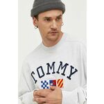 Bombažen pulover Tommy Jeans moška, siva barva - siva. Pulover iz kolekcije Tommy Jeans, izdelan iz pletenine z nalepko. Model iz izjemno udobne bombažne tkanine.