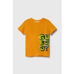 Otroška bombažna kratka majica Guess oranžna barva - oranžna. Otroške kratka majica iz kolekcije Guess, izdelana iz pletenine s potiskom. Model iz izjemno udobne bombažne tkanine.