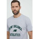 Bombažna kratka majica New Balance moški, siva barva - siva. Kratka majica iz kolekcije New Balance, izdelana iz pletenine z nalepko. Model iz izjemno udobne bombažne tkanine.