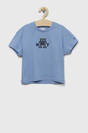 Otroška bombažna kratka majica Tommy Hilfiger - modra. Otroške kratka majica iz kolekcije Tommy Hilfiger. Model izdelan iz pletenine z nalepko. Model iz izjemno udobne bombažne tkanine.