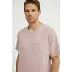 Bombažna kratka majica Levi's moški, roza barva - roza. Ohlapna kratka majica iz kolekcije Levi's, izdelana iz tanke, elastične pletenine. Model iz izjemno udobne bombažne tkanine.