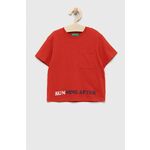 Otroška bombažna kratka majica United Colors of Benetton rdeča barva - rdeča. Otroške kratka majica iz kolekcije United Colors of Benetton. Model izdelan iz pletenine s potiskom. Izjemno udoben material, izdelan iz naravnih vlaken.