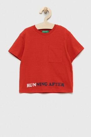 Otroška bombažna kratka majica United Colors of Benetton rdeča barva - rdeča. Otroške kratka majica iz kolekcije United Colors of Benetton. Model izdelan iz pletenine s potiskom. Izjemno udoben material
