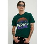 Bombažna kratka majica Superdry moški, zelena barva - zelena. Kratka majica iz kolekcije Superdry, izdelana iz pletenine s potiskom. Model iz izjemno udobne bombažne tkanine.