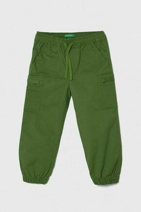 Otroške hlače United Colors of Benetton zelena barva - zelena. Otroški hlače iz kolekcije United Colors of Benetton. Model izdelan iz enobarvne tkanine. Model iz izjemno udobne tkanine z visoko vsebnostjo bombaža.