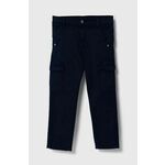 Otroške hlače Guess mornarsko modra barva - mornarsko modra. Otroški hlače iz kolekcije Guess. Model izdelan iz enobarvnega materiala. Model iz izjemno udobne tkanine z visoko vsebnostjo bombaža.