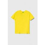 Otroška bombažna kratka majica United Colors of Benetton rumena barva - rumena. Otroške lahkotna kratka majica iz kolekcije United Colors of Benetton, izdelana iz visokokakovostne pletenine, ki je bila izdelana na trajnostni način. Model iz...