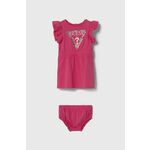 Obleka za dojenčka Guess roza barva - roza. Obleka za dojenčke iz kolekcije Guess. Nabran model, izdelan iz pletenine z nalepko. Izjemno udobna tkanina z visoko vsebnostjo bombaža.