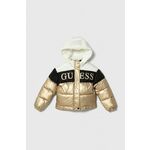 Otroška jakna Guess zlata barva - zlata. Otroški jakna iz kolekcije Guess. Podložen model, izdelan iz prešitega materiala. Model z dvignjenim ovratnikom zagotavlja dodatno zaščito pred mrazom.