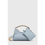 Usnjena torbica Gianni Chiarini - modra. Majhna torbica iz kolekcije Gianni Chiarini. Model na zapenjanje, izdelan iz naravnega usnja. Priložena tekstilna vrečka ščiti izdelek pred prahom.