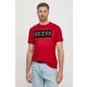 Bombažna kratka majica Guess moški, rdeča barva - rdeča. Kratka majica iz kolekcije Guess, izdelana iz tanke, elastične pletenine. Model iz zračne bombažne tkanine.