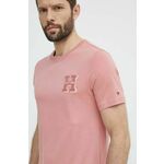 Bombažna kratka majica Tommy Hilfiger moška, roza barva, MW0MW34436 - roza. Kratka majica iz kolekcije Tommy Hilfiger, izdelana iz pletenine z nalepko. Model iz izjemno udobne bombažne tkanine.