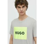 Bombažna kratka majica HUGO moški, siva barva - bež. Ohlapna kratka majica iz kolekcije HUGO. Model izdelan iz tanke, elastične pletenine. Izjemno udoben material.