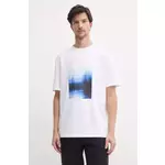 Bombažna kratka majica Calvin Klein Jeans moški, bela barva, J30J327477 - bela. Kratka majica iz kolekcije Calvin Klein Jeans, izdelana iz pletenine s potiskom. Model iz zračne bombažne tkanine.