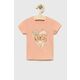Kratka majica za dojenčka Guess roza barva - roza. Kratka majica za dojenčka iz kolekcije Guess. Model izdelan iz mehke pletenine s potiskom. Nežen material, prijeten na dotik.