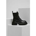 Usnjeni nizki škornji Answear Lab ženski, črna barva - črna. Nizki škornji iz kolekcije Answear Lab. Model je izdelan iz naravnega usnja. Model s tekstilnim vložkom, ki je udoben za stopalo in omogoča enostavno vzdrževanje čistoče.