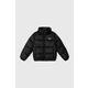 Otroška jakna Fila THELKOW blocked padded jacket črna barva - črna. Otroška jakna iz kolekcije Fila. Podložen model, izdelan iz prešitega materiala. Prešiti model s sintetično izolacijo za dodatno udobje pri nižjih temperaturah.