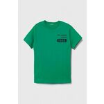 Otroška bombažna kratka majica United Colors of Benetton zelena barva - zelena. Otroške kratka majica iz kolekcije United Colors of Benetton, izdelana iz tanke, elastične pletenine. Model iz izjemno udobne bombažne tkanine, ki je zračna.
