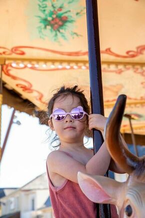 Otroška sončna očala Ki ET LA Ourson roza barva - roza. Otroška sončna očala iz kolekcije Ki ET LA. Model z zrcalnimi stekli in okvirji iz plastike. Ima filter UV 400.