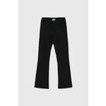 Otroške hlače United Colors of Benetton črna barva - črna. Otroški hlače iz kolekcije United Colors of Benetton. Model izdelan iz prožnega materiala, ki zagotavlja udobje in svobodo gibanja. Model iz zračne tkanine z visoko vsebnostjo bombaža.