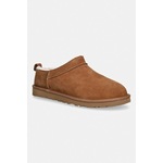 Copati iz semiša UGG M Classic Micro - rjava. Copati iz kolekcije UGG, izdelani iz semiš usnja. Model z volneno notranjostjo zagotavlja dodatno udobje in toploto.