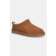 Copati iz semiša UGG M Classic Micro - rjava. Copati iz kolekcije UGG, izdelani iz semiš usnja. Model z volneno notranjostjo zagotavlja dodatno udobje in toploto.