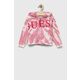 Otroški bombažen pulover Guess roza barva, s kapuco - roza. Otroški pulover s kapuco iz kolekcije Guess, izdelan iz udobne pletenine. Izdelek je obarvan za učinek kravate. Pri posameznih izdelkih so možne razlike.