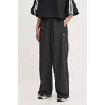 Spodnji del trenirke adidas Originals WOVEN TP - črna. Spodnji del trenirke iz kolekcije adidas Originals. Model izdelan iz tanke, neelastične tkanine. Poliester zagotavlja večjo odpornost na gubanje.