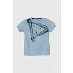 Otroška bombažna kratka majica Guess - modra. Otroške lahkotna kratka majica iz kolekcije Guess, izdelana iz visokokakovostnega materiala, ki je bil trajnostno proizveden. Model iz izjemno udobne bombažne tkanine.