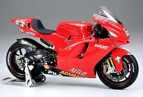Tamiya maketa-miniatura Ducati Desmosedici GP4 • maketa-miniatura 1:12 motocikli • Level 4