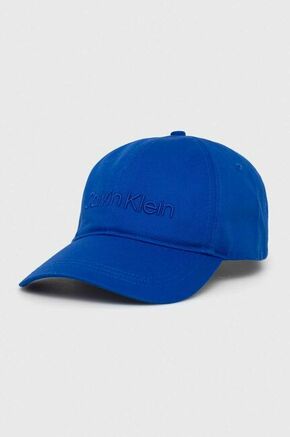 Bombažna bejzbolska kapa Calvin Klein - modra. Kapa s šiltom vrste baseball iz kolekcije Calvin Klein. Model izdelan iz tkanine z nalepko.
