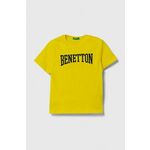 Otroška bombažna kratka majica United Colors of Benetton rumena barva - rumena. Otroške kratka majica iz kolekcije United Colors of Benetton, izdelana iz tanke, elastične pletenine. Model iz izjemno udobne, zračne tkanine.