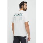 Bombažna kratka majica Guess moški, bež barva - bež. Kratka majica iz kolekcije Guess, izdelana iz tanke, elastične pletenine. Model iz izjemno udobne bombažne tkanine.