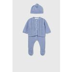 Komplet za dojenčka Mayoral Newborn - modra. Komplet puloverja in hlač za dojenčke iz kolekcije Mayoral Newborn. Komplet izdelan iz enobarvne pletenine. Modelu je priložena kapica.