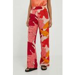 Hlače Sisley ženski, roza barva - roza. Lahkotne hlače iz kolekcije Sisley. Model izdelan iz vzorčaste tkanine. Model iz tankega materiala je idealen za toplejše letne čase.