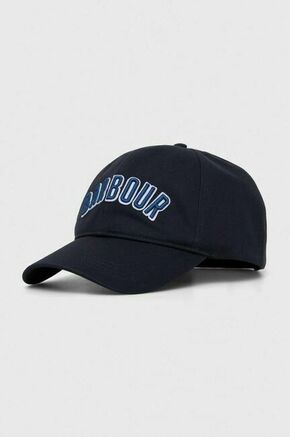 Bombažna bejzbolska kapa Barbour mornarsko modra barva - mornarsko modra. Kapa s šiltom vrste baseball iz kolekcije Barbour. Model izdelan iz tkanine z nalepko.