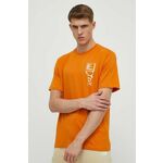 Bombažna kratka majica The North Face moška, oranžna barva, NF0A87FFPCO1 - oranžna. Lahkotna kratka majica iz kolekcije The North Face, izdelana iz pletenine, prijetne na otip. Model iz izjemno udobne bombažne tkanine.